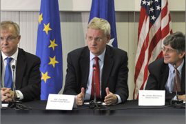 EU Commissioner for Enlargement, Olli Rehn (L), Swedish Foreign Affairs Minister, Carl Bildt (C) and US Deputy Secretary of State, James Steinberg (R) addresses