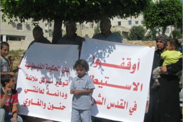العائلتان تعتصمان أمام منازلها المصادرة منذ آب