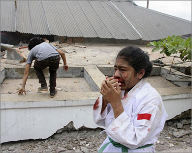 دموع ودماء أثناء عمليات الإنقاذ بعد زلزال بادنغ (رويترز)