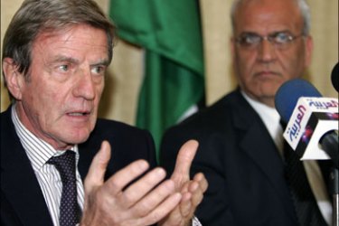 afp : French Foreign Minister Bernard Kouchner (L) speaks during a press conference with chief Palestinian negotaitor Saeb Erakat (R) after he met with Palestinian leader