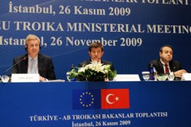 Swedish Foreign Minister Carl Bildt (L) Turkey's Foreign Minister Ahmet Davutoglu (C) and Turkey's Minister for EU Affairs and Chief Negotiator Egemen Bagis (R) attend a press conference before the Turkey-EU Troika Ministerial meeting in Istanbul on November 26, 2009.