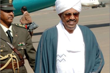 Sudan's President Omar al-Beshir (R) reviews an honour guard on November 9, 2009 at Khartoum airport upon his return from Sharm el-Sheikh in Egypt where he attended the China-Africa summit.