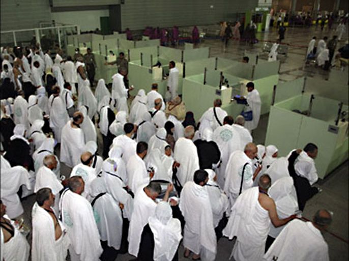 r : Pilgrims queue upon their arrival at Jeddah airport November 10, 2009. Expecting an approximate three million pilgrims from over 160 countries to congregate around