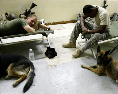 جنود أميركيون أثناء انتشارهم في العراق (رويترز)