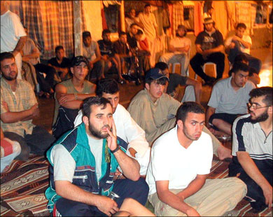 أسرى فلسطينيون في النقب (الجزيرة-أرشيف)