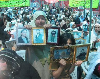 عائلات أسرى فلسطينيين في اعتصام أمام مقر الصليب الأحمر (الجزيرة نت)