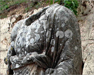 آثار سرقة واضحة على تمثال مقطوع الرأس في مدينة شحات
