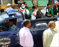 رجال أمن أمام مشجعين جزائريين تجمعوا قرب فندق به نزلاء مصريون (الجزيرة نت)