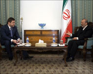 وزير الخارجية الإيراني منوشهر متكي (يمين) مستقبلا وزير الطاقة الروسي (الفرنسية)