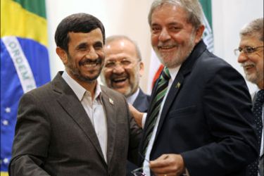 afp : Iranian President Mahmoud Ahmadinejad (L) and Brazilian President Luiz Inacio Lula da Silva during a ceremony to sign agreements at Itamaraty Palace in Brasilia,