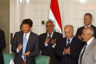 From left to right:- China's Jiang Jemin (L), CEO of CNPC, Britain's BP Tony Hayward, Iraq's Oil Minister Hussein al-Shahristani clap as Dia Jaafar, the head of the Iraqi South Oil Company, looks on following the signing of an oil deal in Baghdad on November 03, 2009.