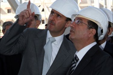 afp : Syrian President Bashar al-Assad (L) attends the inauguration ceremony of a new gas plant in Homs, 200 kms northeast of Damascus, on November 18, 2009. Assad