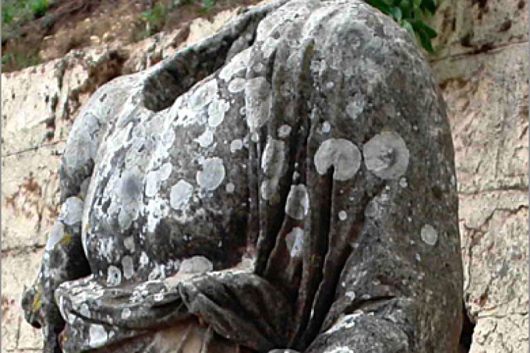 آثار سرقة على تمثال مقطوع الرأس في مدينة شحات(الجزيرة نت).