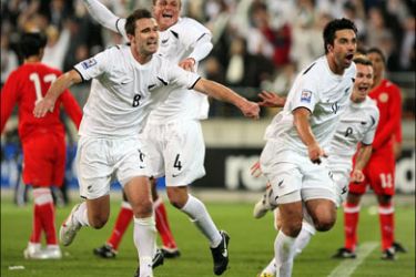 afp : New Zealand's Tim Brown (L), Ben Sigmund (2nd L) and Rory Fallon (R-front) celebrate after Fallon scores the team's first goal during the football 2010 World Cup qualifying