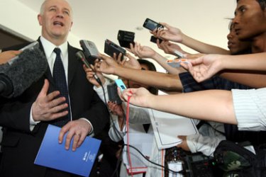 epa01630409 British Foreign and Commonwealth Minister of State Bill Rammell talks to journalists after he met Foreign Affairs Minister Hassan Wiradjuda in Jakarta, Indonesia on 10 January 2009.