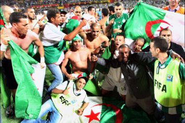afp : Algeria's players celebrate after winning the 2010 World Cup qualifying play-off football match against Egypt in Khartoum on November 18, 2009. A superb Antar Yahia goal