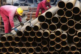 r : Labourers transport steel pipes at a steel market in Hefei, Anhui province November 6, 2009. China denounced as protectionist new U.S. anti-dumping duties on steel pipes on