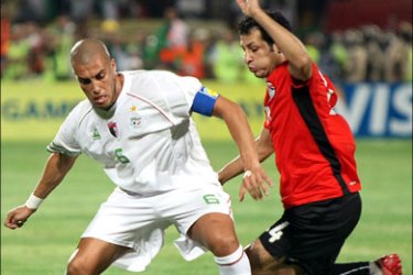 afp : Egypt's Sayed Moawad (R) challenges Algeria's Yazid Mansouri during their 2010 World Cup qualifying play-off football match in Khartoum on November 18, 2009. AFP