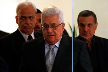 epa01936252 Palestinian President Mahmoud Abbas (C) and Saeb Erekat (L), Palestinian chief negotiator walk togehter after holding talks with Egyptian President Hosni Mubarak at