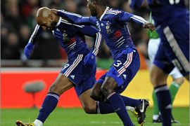 French forward Nicolas Anelka (L) is congratulated by teammates after scoring a goal during the first leg of the World Cup 2010 play-off football match Republic of Ireland
