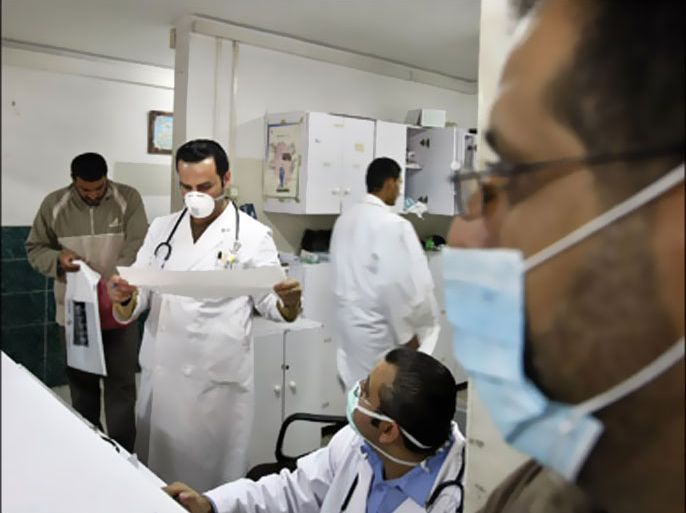 afp : Palestinian doctors wearing protective masks against swine flu or influenza A(H1N1) work at Al-Shifa hospital in Gaza City on December 8, 2009. Hospital masks and anti-