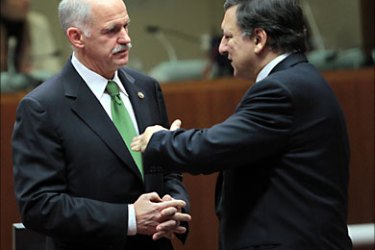 epa01961014 European Commission President Jose Manuel Barroso (R) chats with Greek Prime Minister George Papandreou (L), at the start of the European heads of state