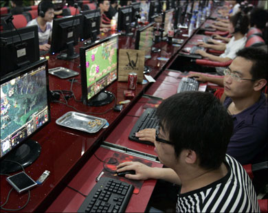 إقبال كبير في الصين على مقاهي الإنترنت (رويترز)