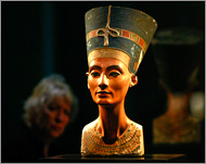 تمثال الملكة نفرتيتي الذي تسعى مصر لاستعادته من متحف برلين (رويترز-أرشيف)