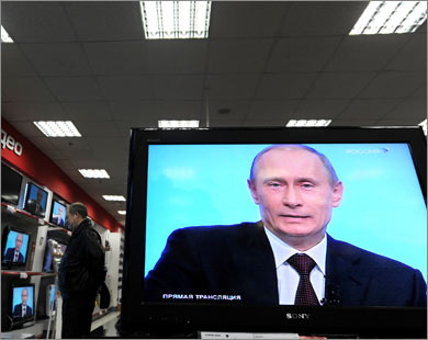 بوتين على شاشة التلفزيزن الروسي بينما كان يرد على أسئلة المواطنين (الفرنسية)