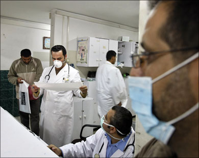 أطباء فلسطينيون يحتاطون من إنفلونزا الخنازير بارتداء الأقنعة الواقية (الفرنسية)