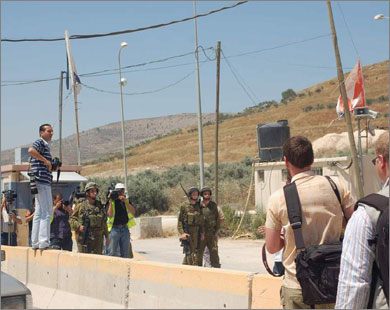 الصحفيون الفلسطينيون يتعرضون باستمرار لاعتداءات جنود الاحتلال (الجزيرة)