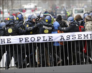 قوات الأمن تصد ناشطين يتظاهرون على هامش قمة المناخ (الفرنسية)