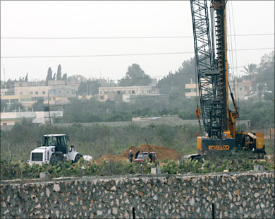 المعدات تعمل على الجانب المصري من الحدود في التجهيز لبناء الجدار الفولاذي (الجزيرة نت)