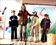 الفنانة أسماء مصطفى قدمت مسرحية للأطفال خلال افتتاح المبادرة