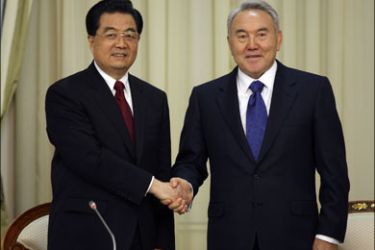 r : Chinese leader Hu Jintao (L) and Kazakhstan's President Nursultan Nazarbayev meet in Astana, December 12, 2009. Hu opened the Kazakh section of a new Central Asia-China