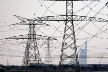 r : Electric pylons support power cables towards the Al-Qoz area of Dubai December 5, 2009. REUTERS/Mosab Omar (UNITED ARAB EMIRATES BUSINESS)