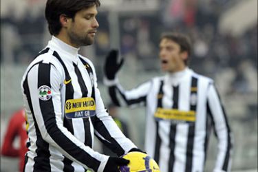 F_Juventus' Diego (L) and Claudio Marchisio react during their Serie A football match against Catania at Olympic Stadium on December 20, 2009