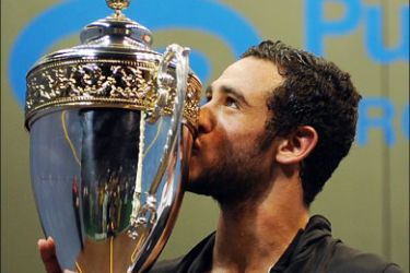afp : Ramy Ashour of Egypt kisses his PSA Masters squash trophy in Mumbai on December 10, 2009. Ashour defeated Nick Mathew of England 11-6, 9-11, 11-9, 11-9. AFP