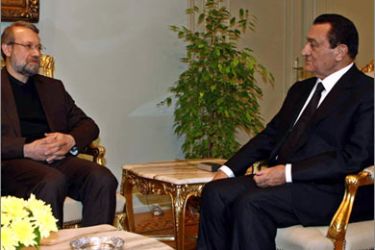 Egyptian President Hosni Mubarak (R) meets with Iranian Parliament Speaker Ali Larijani in Cairo on December 20, 2009. Larijani is on an official visit to Egypt.