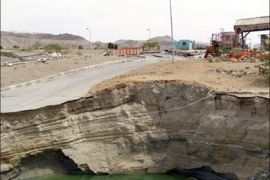 حفرة تشكلت نتيجة انهيارات في طريق يصل لمصنع ملح قريب من البحر الميت