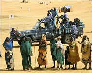 الأمن السوداني يحرس نسوة يحاولن الوصول إلى الماء في دارفور (الفرنسية-أرشيف)