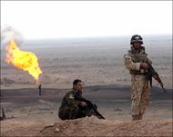 جنود عراقيون يحرسون البئر رقم 4بحقل الفكة (الفرنسية-أرشيف)