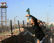 فلسطينيون يلقون الحجارةعلى الجانب المصري من رفح (الفرنسية)