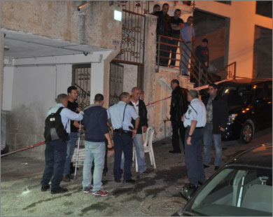  الشرطة الإسرائيلية تعاين آثار القنبلة التي استهدفت منزل المهندس جرايسي