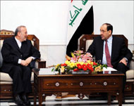 المالكي (يمين) قال إن العراق يتطلعإلى إزالة التوترات مع إيران (الفرنسية)