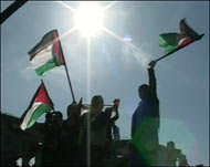 جانب من المظاهرة قرب حدود غزة مع إسرائيل احتجاجا على إقامة الاحتلال مناطق عازلة  (الجزيرة)
