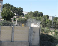 الجدار الفاصل في بلدة العيزرية شرق القدس(الجزيرة نت)