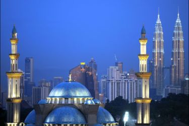 afp : Malaysia's landmark Patronas towers (R) stand behind a mosque in Kuala Lumpur on January 8, 2010 following a day of escalating tensions in Malaysia over the use of the
