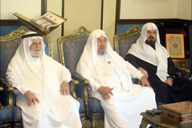 من اليمين الشيخ علي القره داغي والشيخ يوسف القرضاوي والشيخ مصطفى الصيرفي
