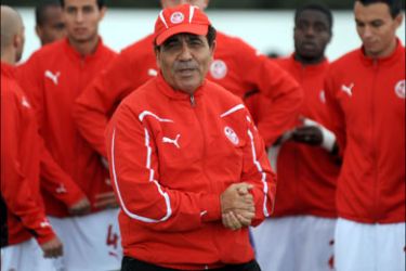 afp : The new coach of the Tunisia National football team, Tunisian Faouzi Benzarti is pictured during a training session on January 8, 2010, two day before the African Football Cup